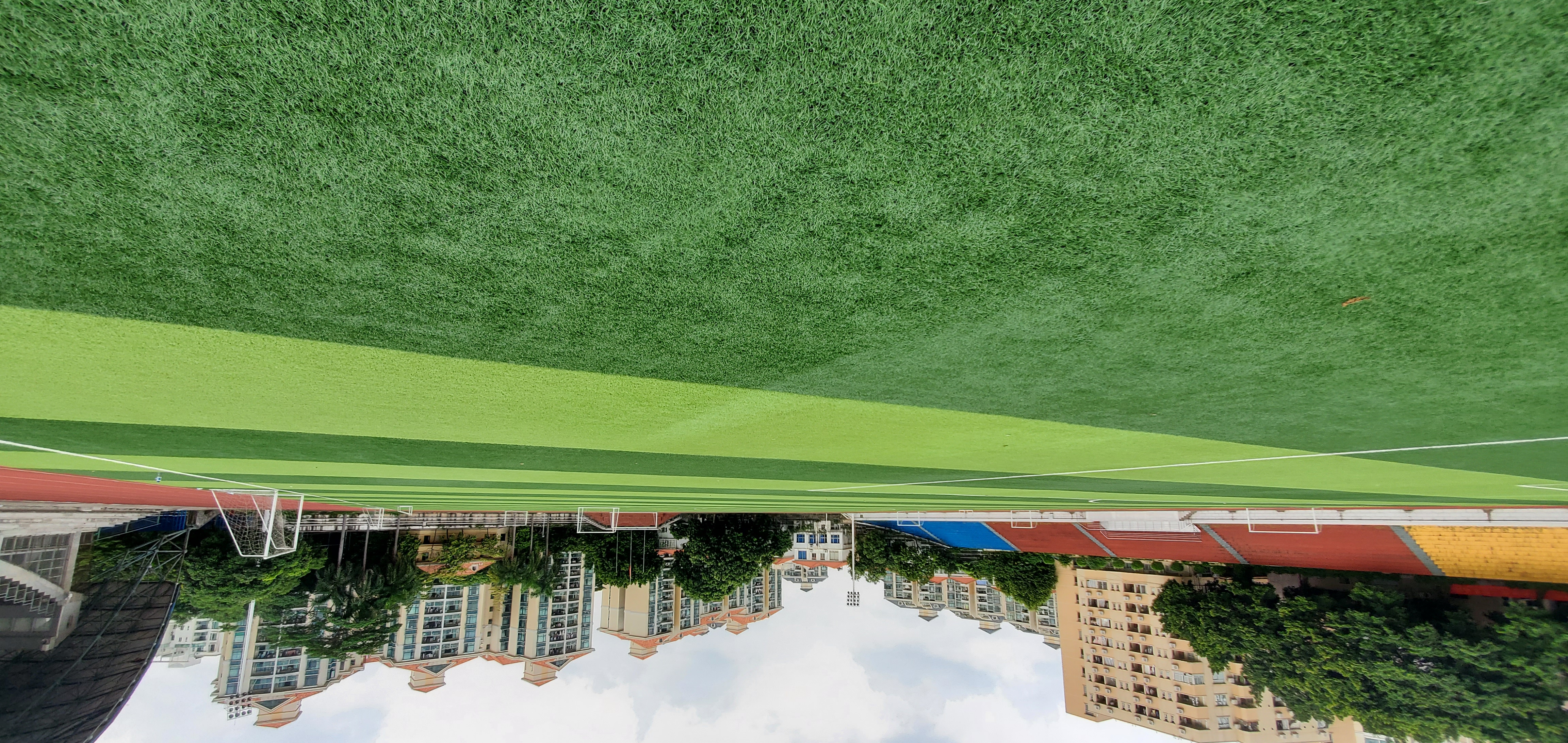 人造草坪且养护简单、排水迅速、场地平整度优异。