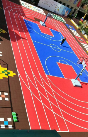 立美地板：塑胶跑道全品类覆盖，校园场景适配透气 / 混合 / 预制型​