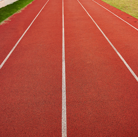 立美地板：学校跑道工程铺装专业，塑胶跑道厂家直供保障