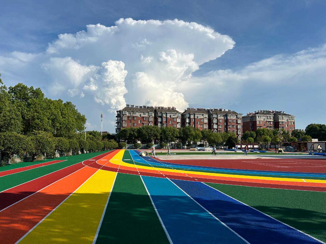 东莞市政体育馆塑胶跑道怎么选？复合型塑胶跑道平衡性能与成本